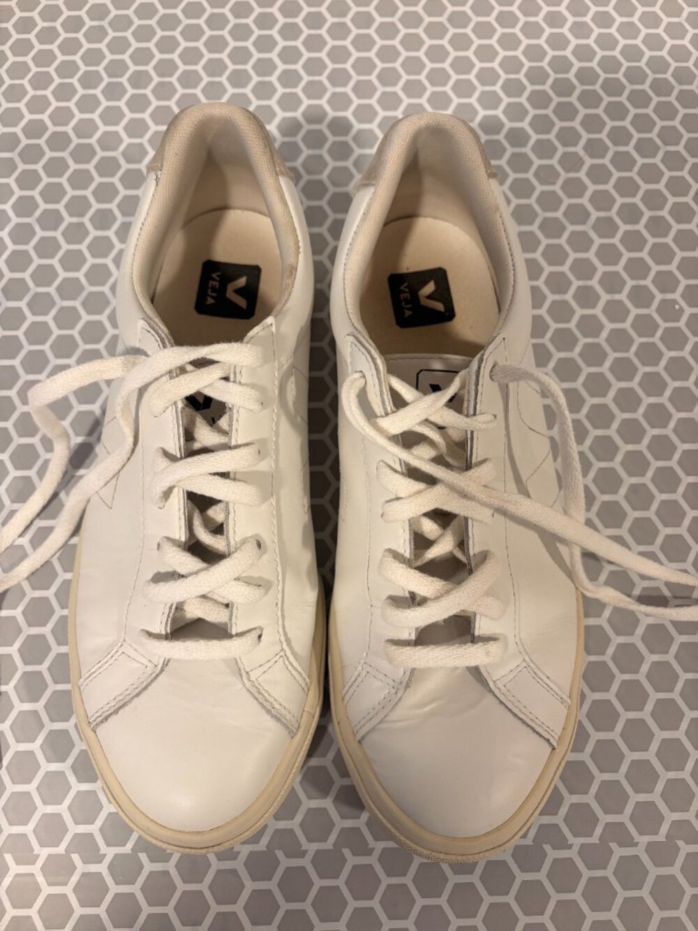 Veja White Leather Sneakers – Minimalist & Chic SIZE 9 - Picture 3 of 6